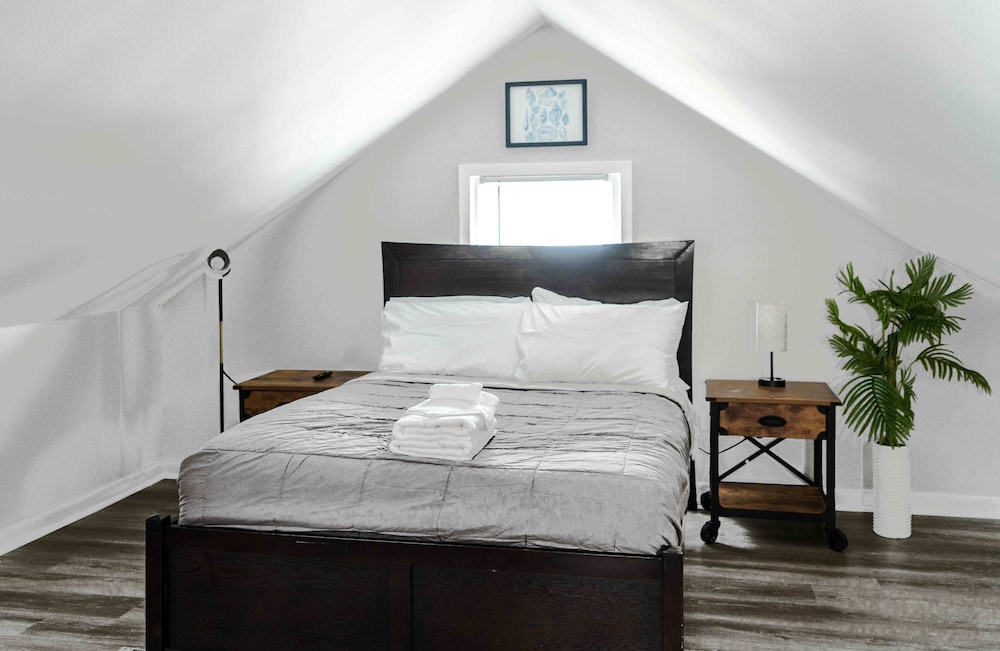 Pet Friendly Lake Geneva Getaway for 6!