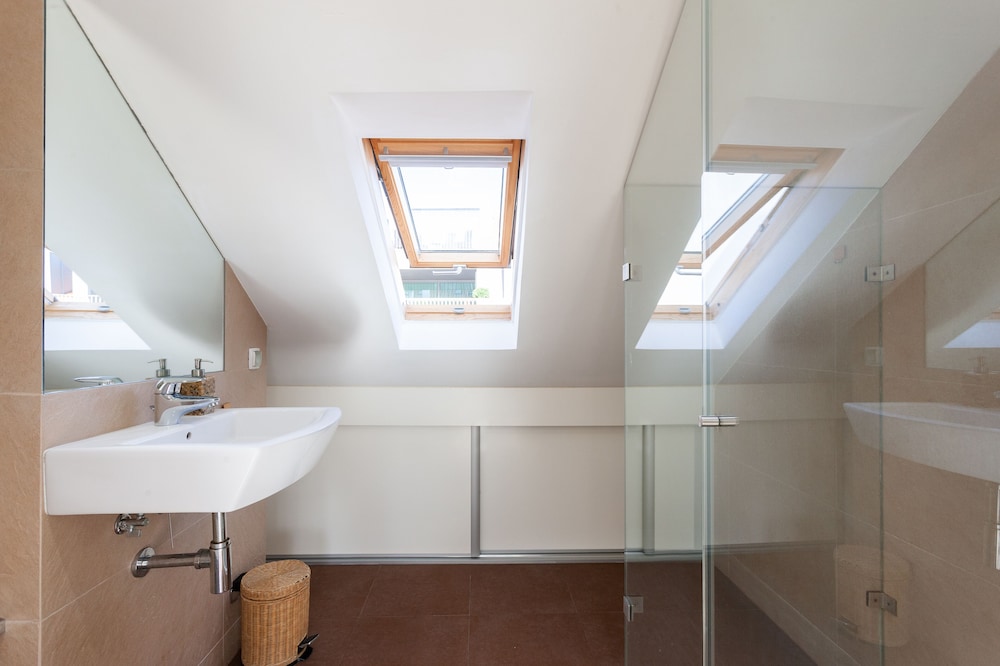 Liberty Penthouse Three-Bedroom Apartment - by LU Holidays