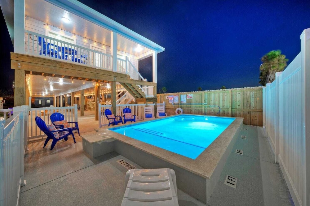 Sleeps 16 2 Homes, Priv Pool, Ping-pong 1block to Alister St. Shops & Dining
