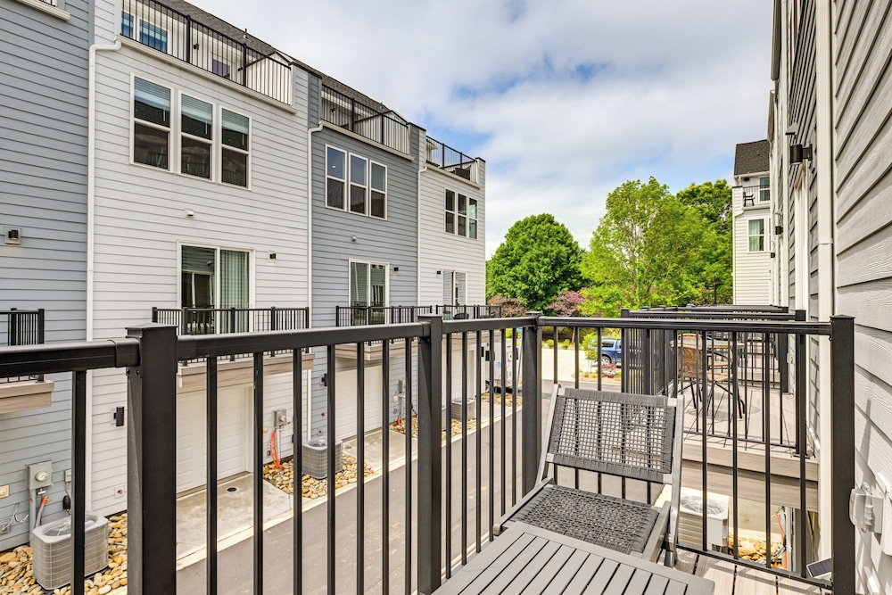 2 Mi to Dtwn Charlotte: Unit w/ Rooftop Deck!