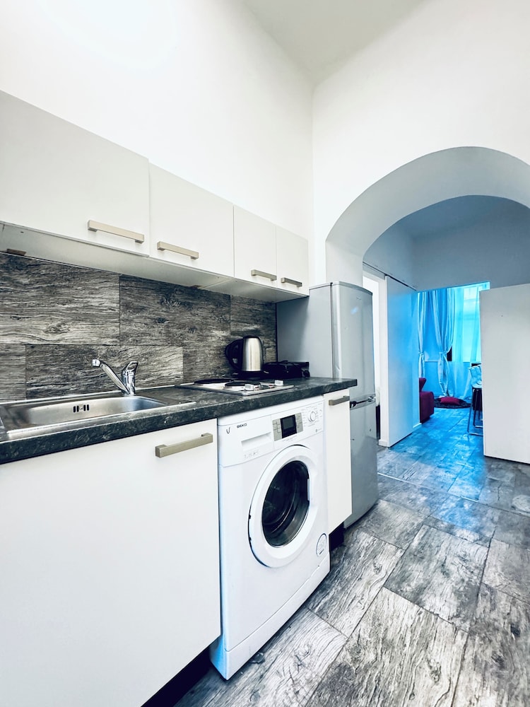 Budget 1BR Apt with Living Room AKH