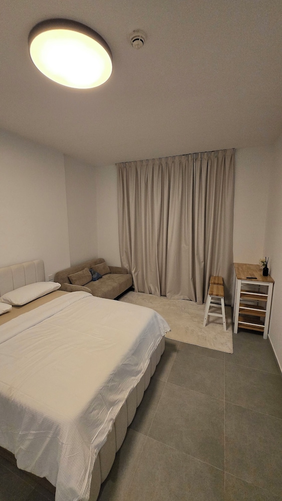 Kuro Elegant Living