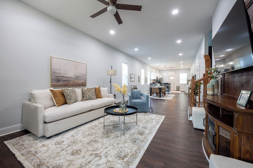Spacious 5-Bedroom Blue Bungalow