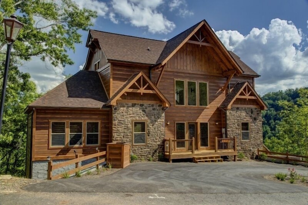 Bare Fu't Chateau - 4 Bedrooms, 4 Baths, Sleeps 14 Home by RedAwning