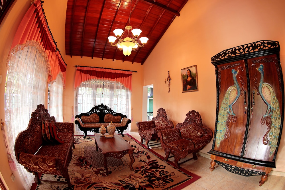 Airport Square Villa