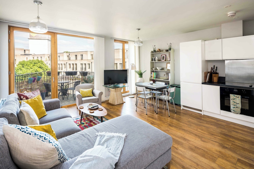 Shiny & Comfy stay with Underground links nearby!