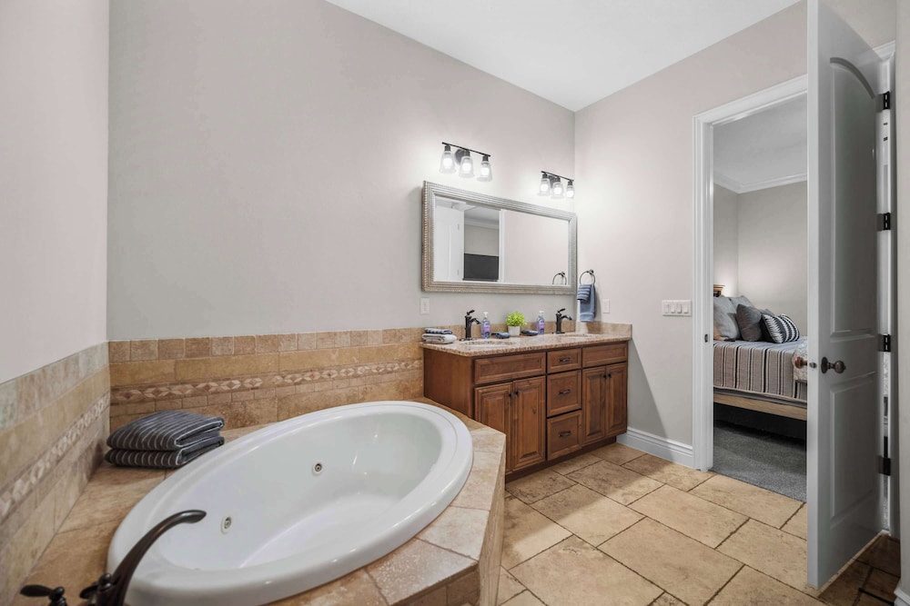 Pool & Sunshine Retreat - Resort-style Amenities