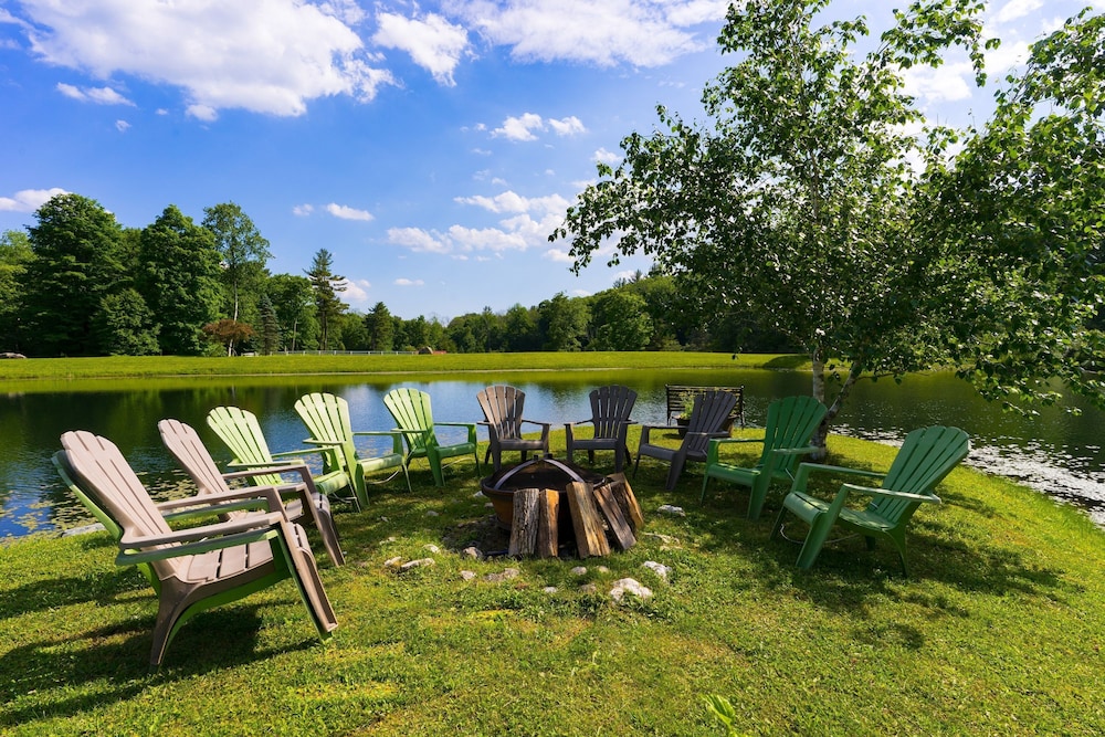 Sunny Pond by Avantstay Secluded Estate w a Private Pond Gym Movie Theater
