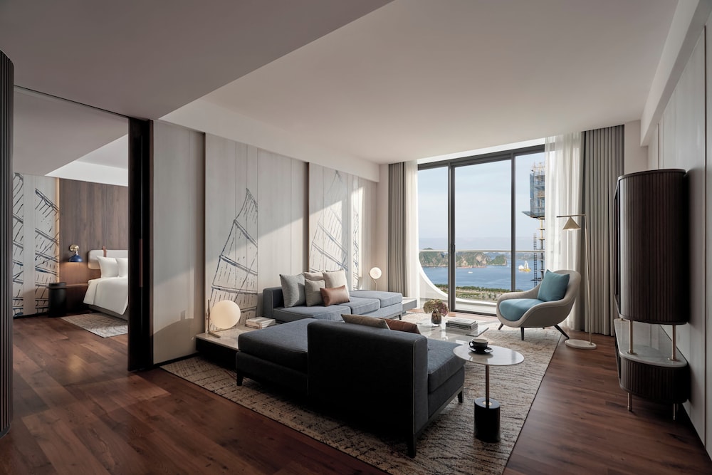 The Yacht Hotel by DC 6