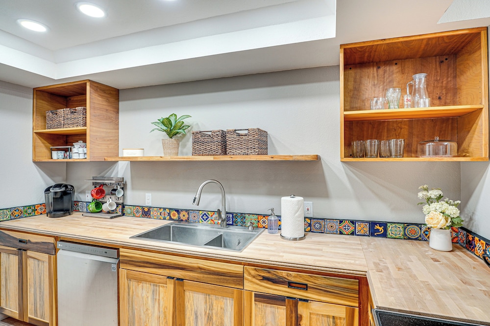 2 Mi to Tucson Mall: Condo w/ Pool & Hot Tub!