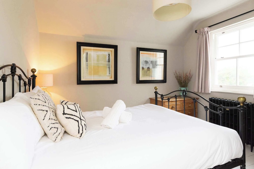 Newly Renovated Beachside Retreat for 10