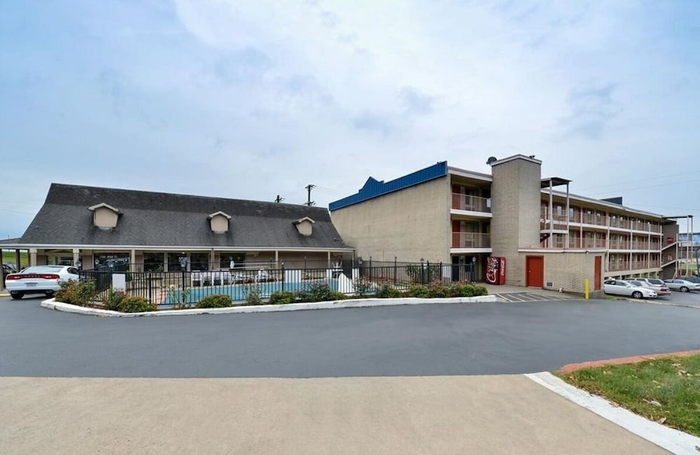 Hilltop Inn - Property Image 1