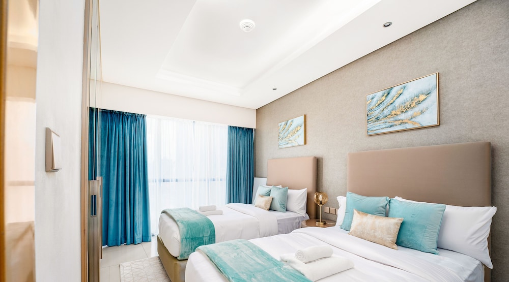 Glamorous 2BR in Damac Paramount Tower