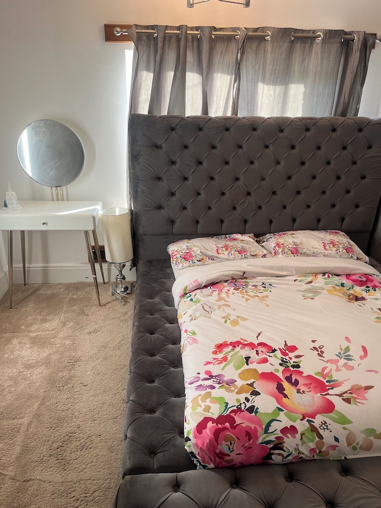 Captivating 4-bed House in Wakefield