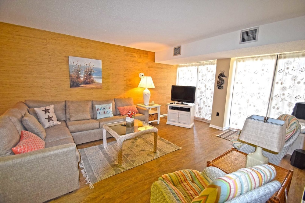 Braemar 503N 2 Br condo by RedAwning