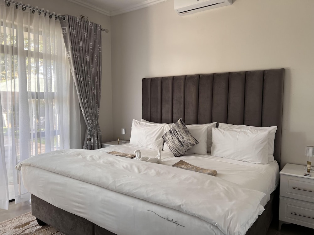 Victoria Falls Estate Villa - 2274