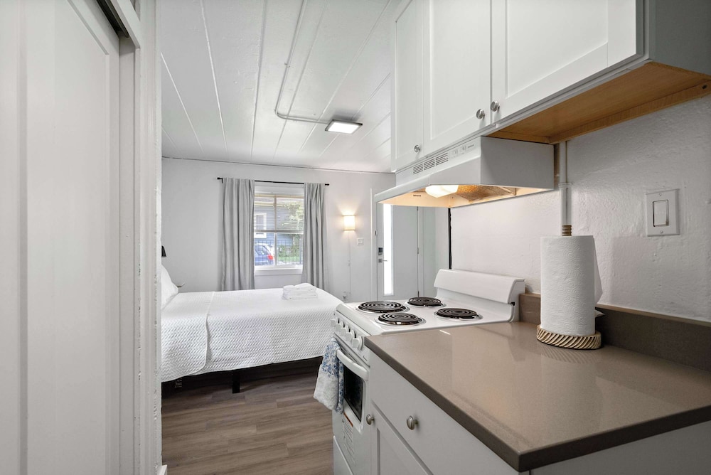 Chic City Retreat 97 Sleeps 2!