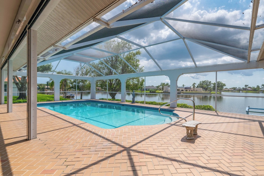 Poolside Bliss & Lake Fun: Florida Getaway!