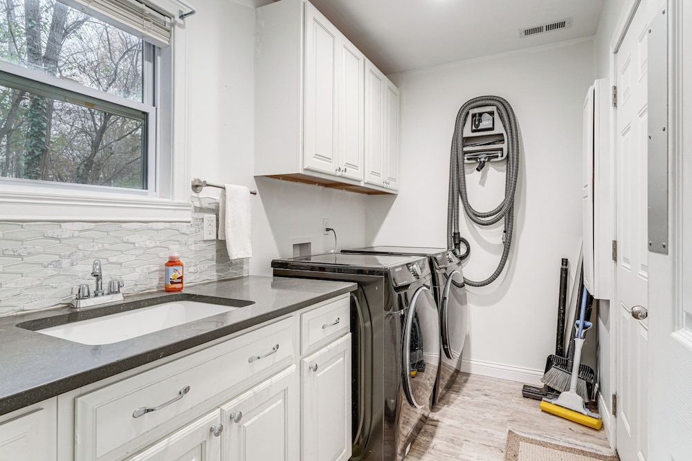 1 Mi to Dtwn Newburgh: Quiet Home w/ Yard!