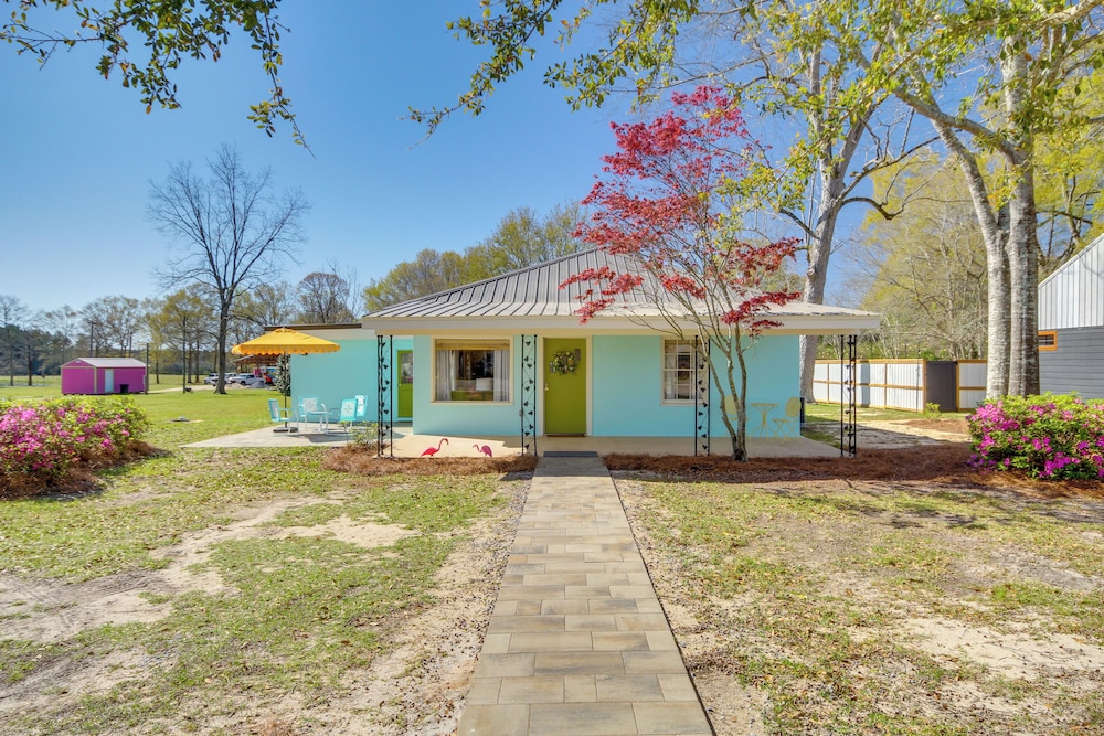 Colorful & Retro Perkinston Cottage w/ Yard!