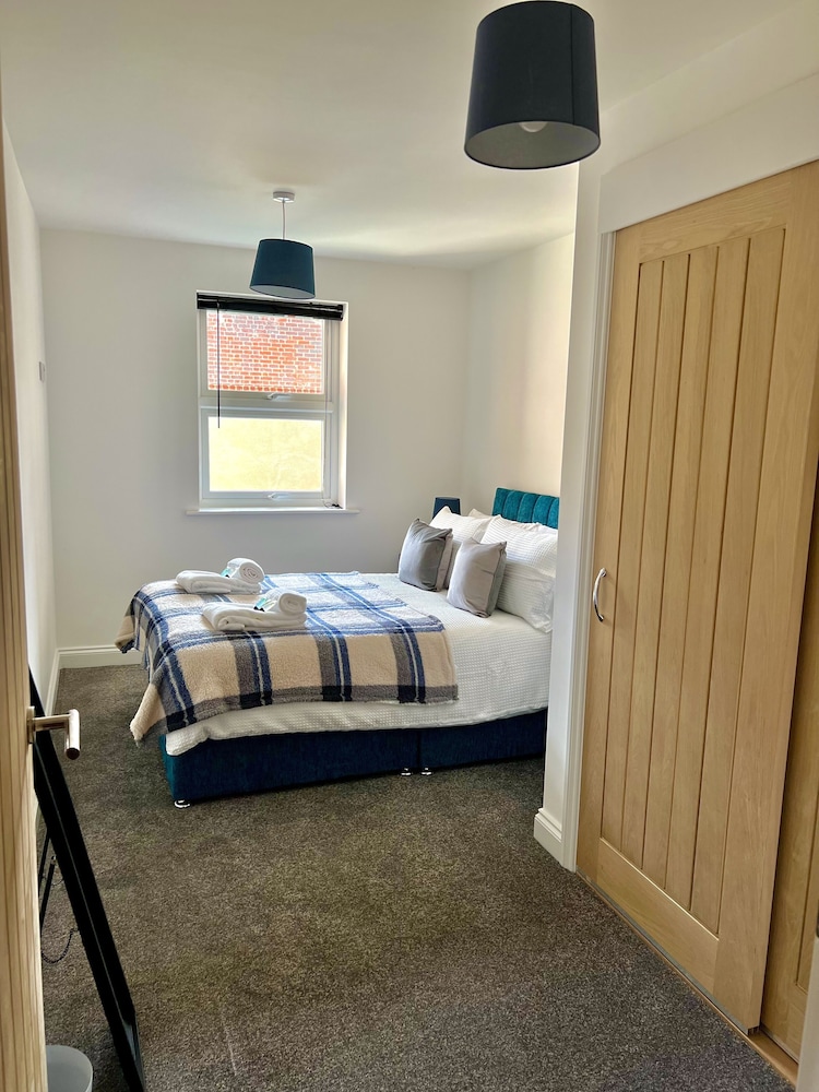 Homely 2-bed Apartment Near Luton Town Centre view 3