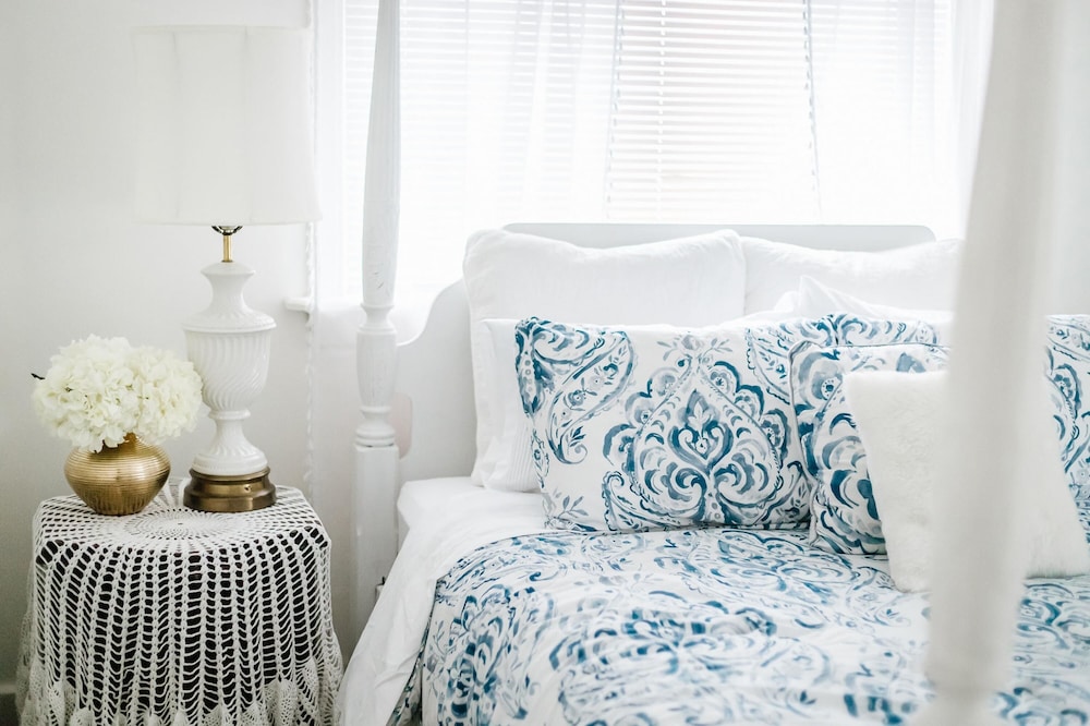 Gorgeous Bungalow With a Backyard Deck - Image 3