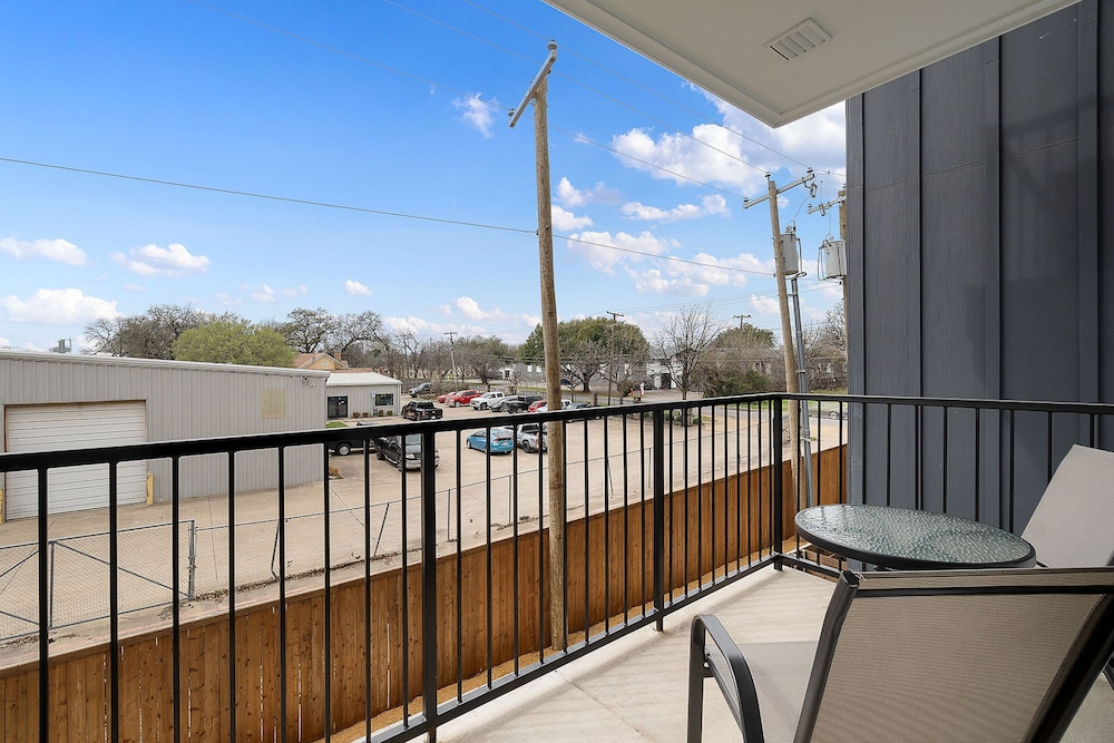 Sky-high Comfort 1BR Gym Pool Pet Friendly