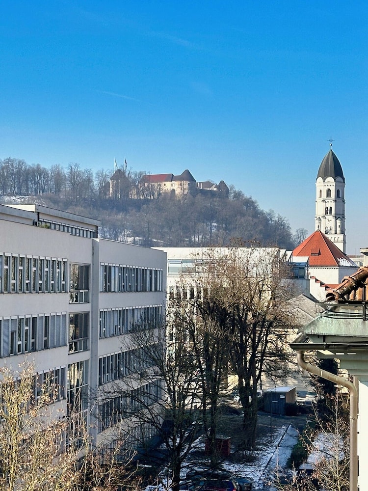 Garden Residence - Premium Castle View Apartment