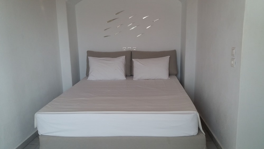 Manos Rooms