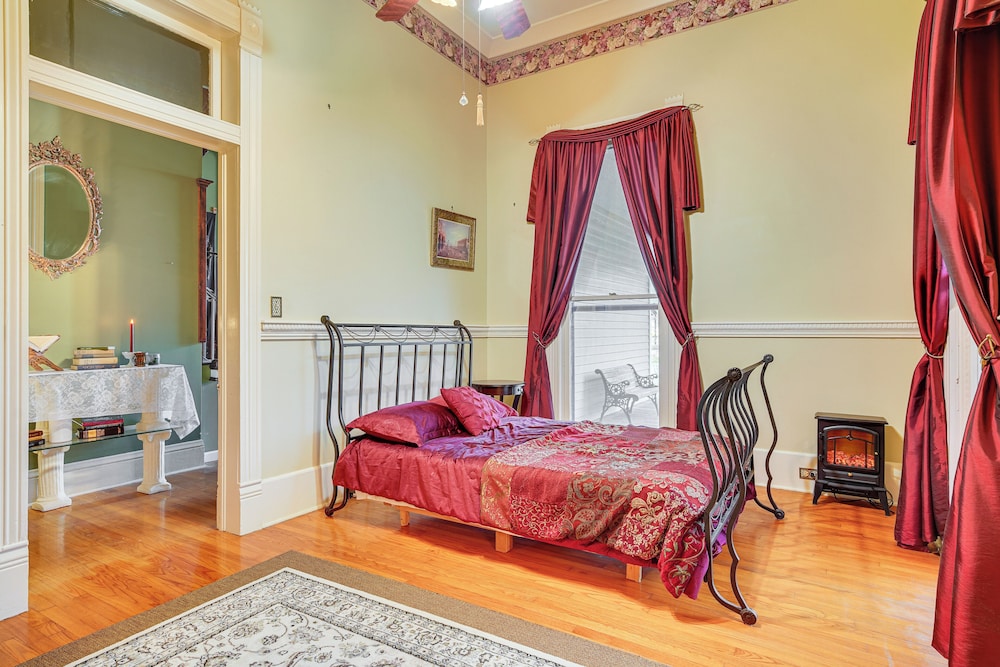 Historic Home w/ Wraparound Porch: Walkable Area!