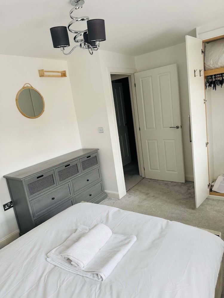 Luxurious Majestic 4 Bedroom- Free Parking