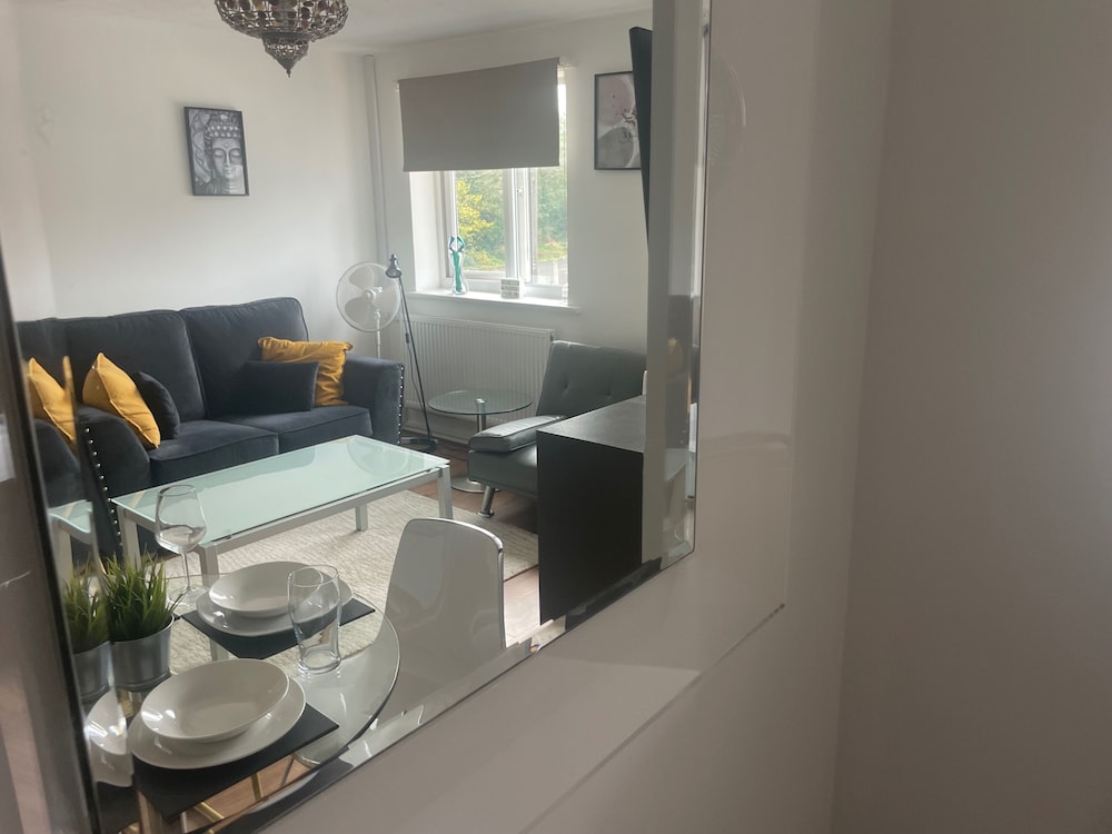 Apartment - Sleeps 4 & On-site Parking