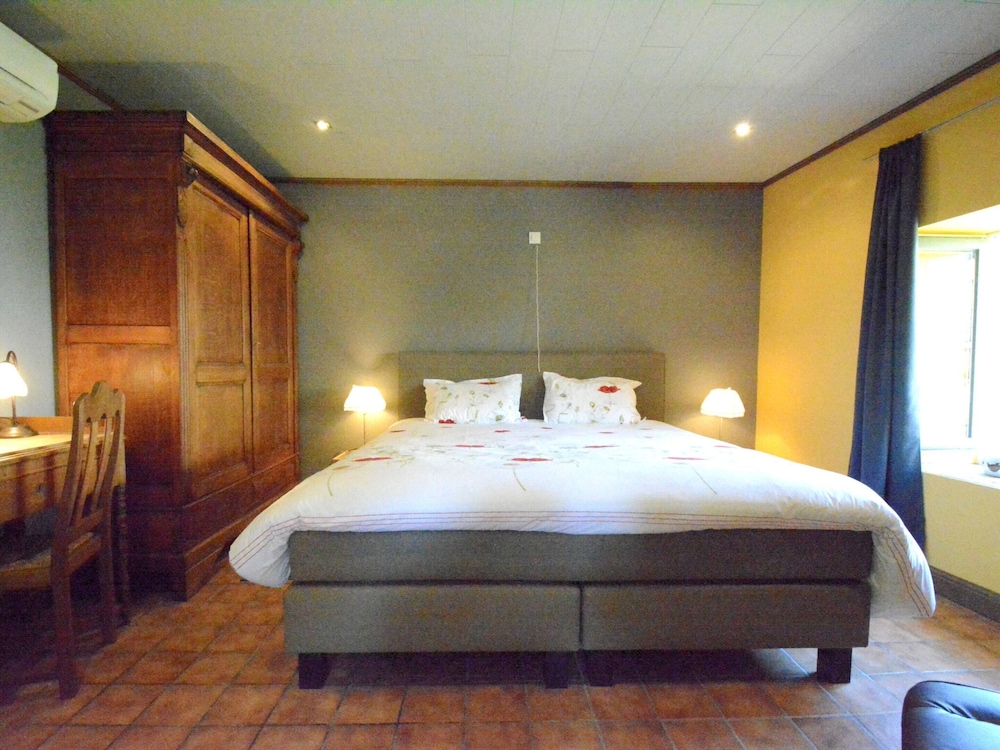 Expansive Holiday Home in Ardennes with Hot Tub view 5