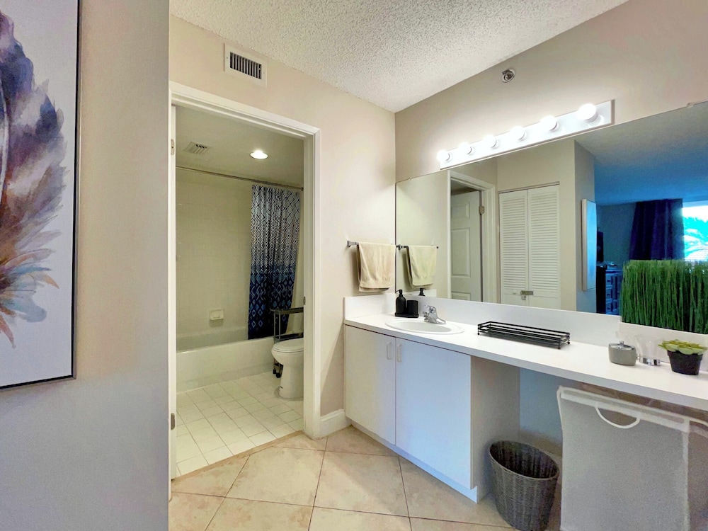 Lux Condo at Yacht Club 10min from Beach