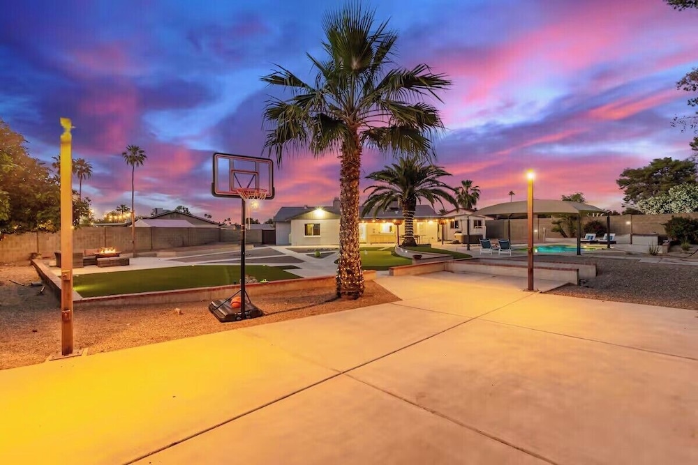 Chandler oasis with pool & hot tub