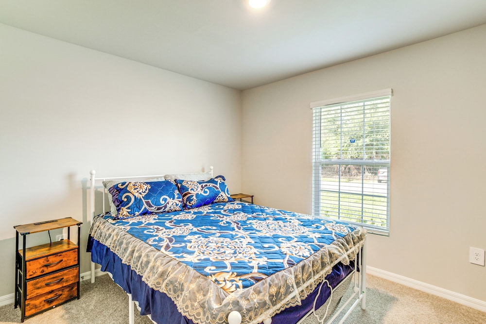 3 Mi to Port Charlotte Beach Park: Home w/ Patio!