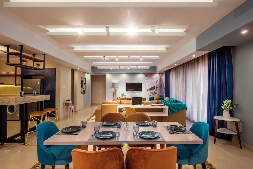 Xuru Stays I Waterfront Designer 2BR - 5 min to Airport