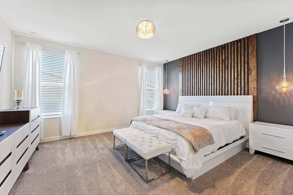 Sophisticated 6BR at Storey Lake