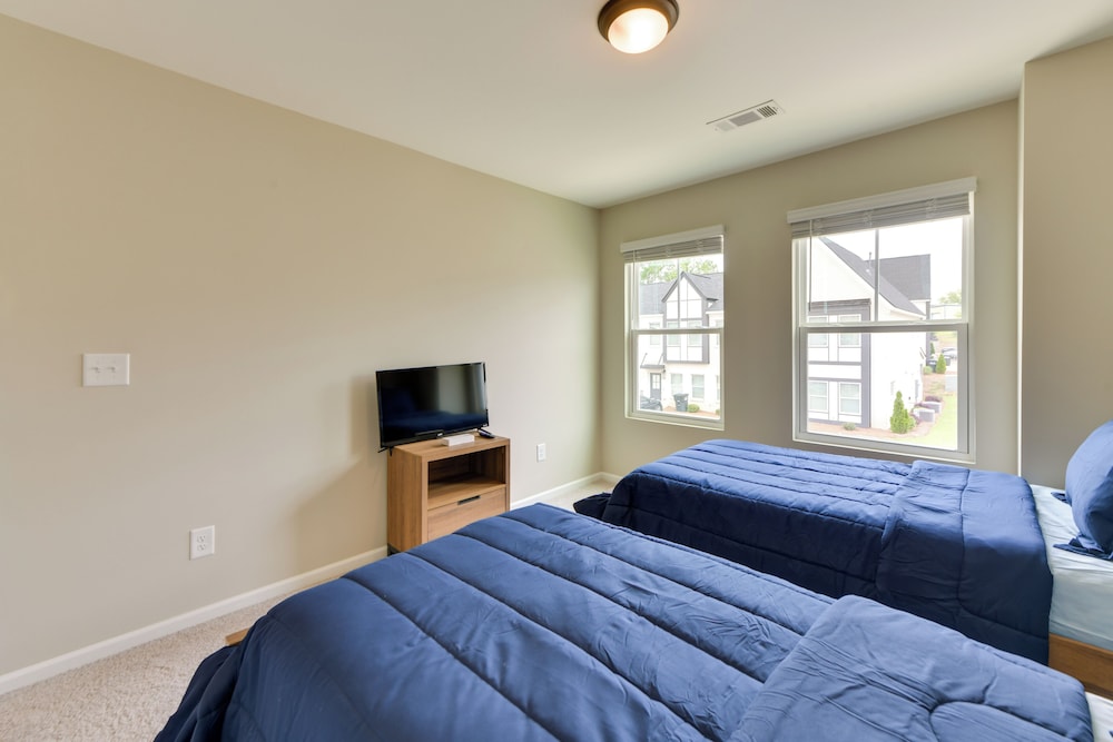 5 Mi to Auburn University: Sleek Townhome w/ Patio