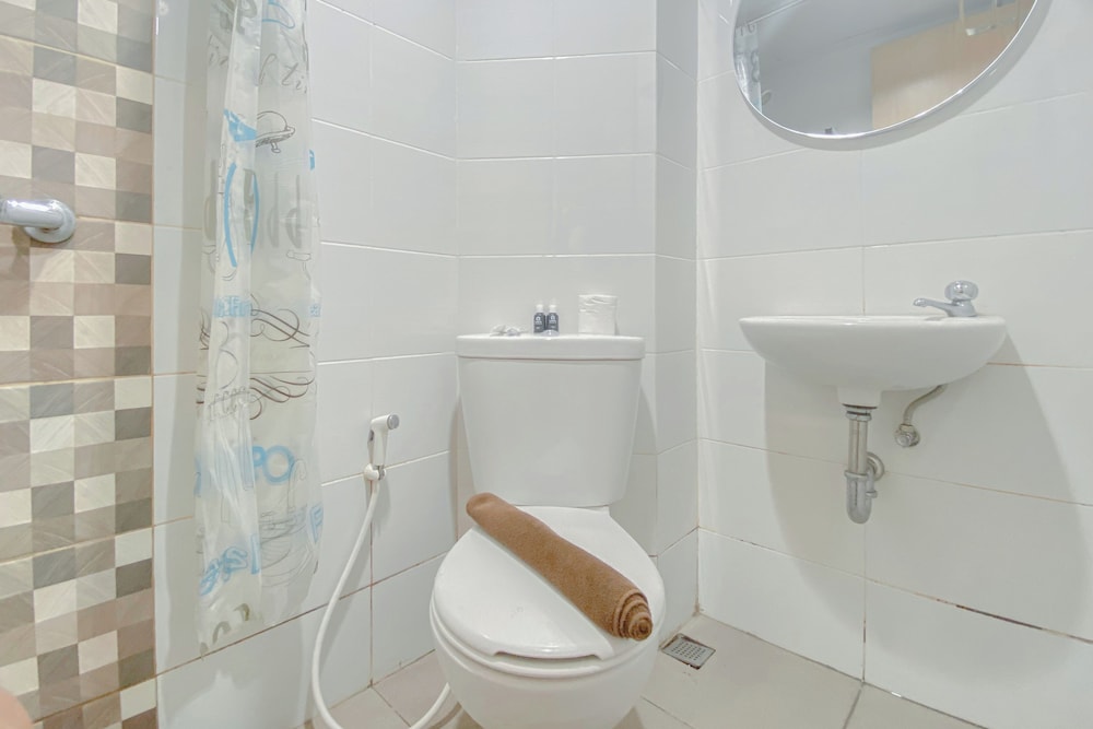 Minimalist And Homey Studio Apartment At The Alton