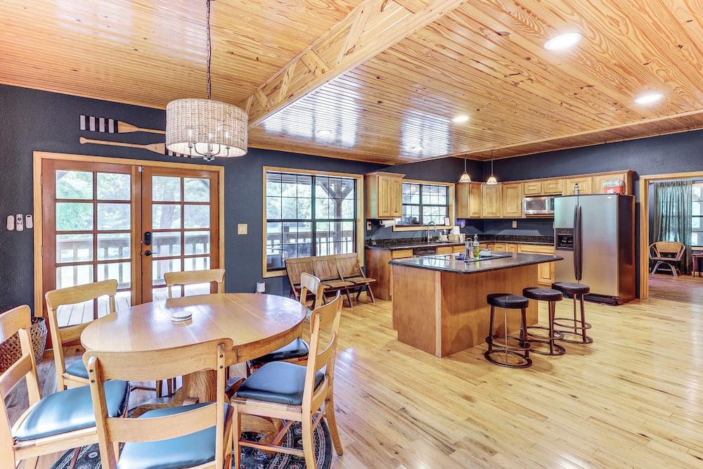 Creek Access, Games: Family-friendly Royal Retreat