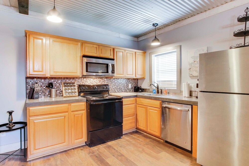 2 Mi to Self Regional MC: Updated Apartment