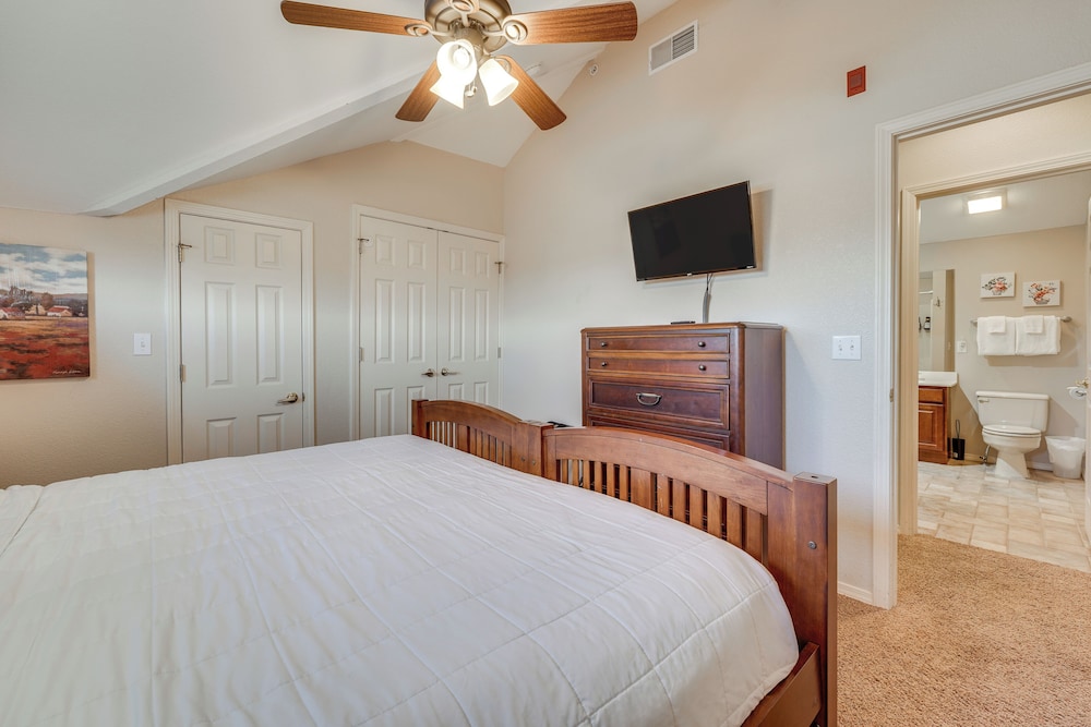 Walk to Branson Strip: Inviting Condo!