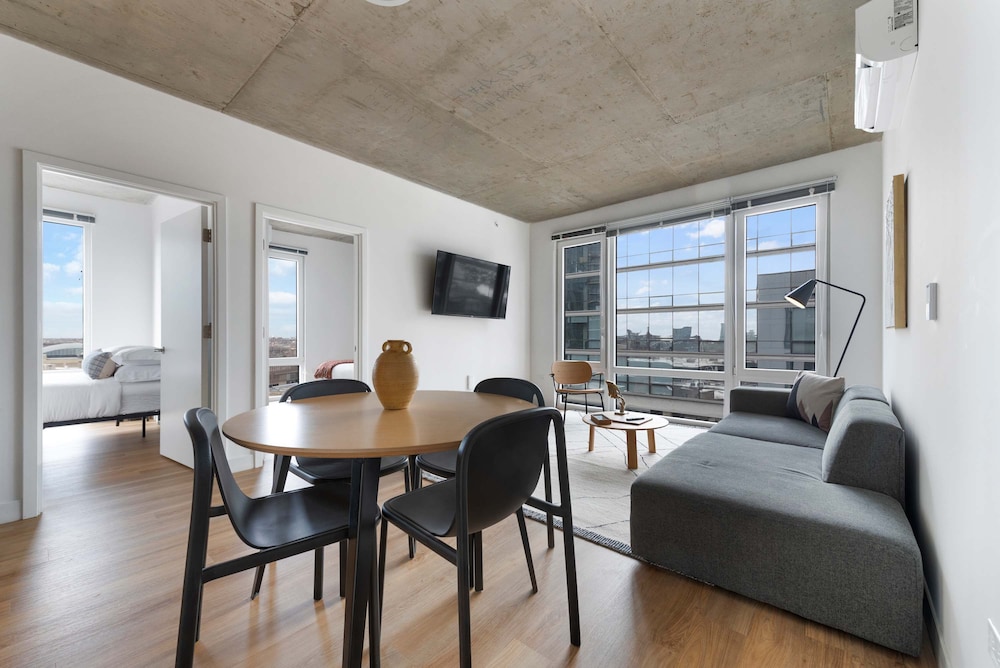 Modern 4BR Free Pkg Near Train Dining