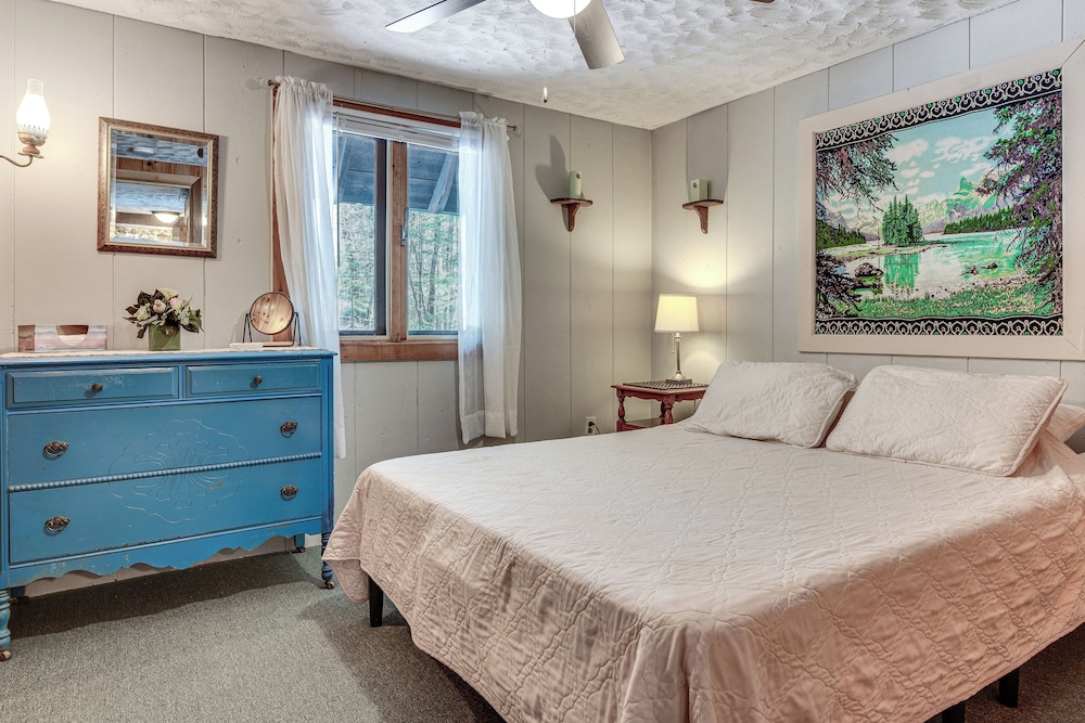 2 Mi to Ossipee Lake: Forest-view Sanctuary!