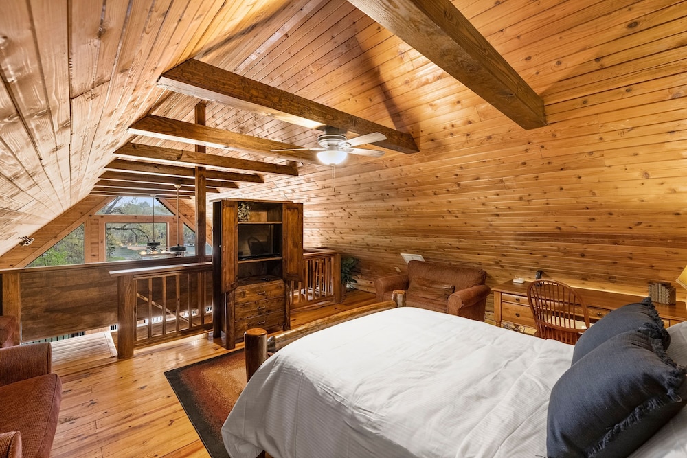 Lakeside Lodge by Avantstay Hot Tub Dock