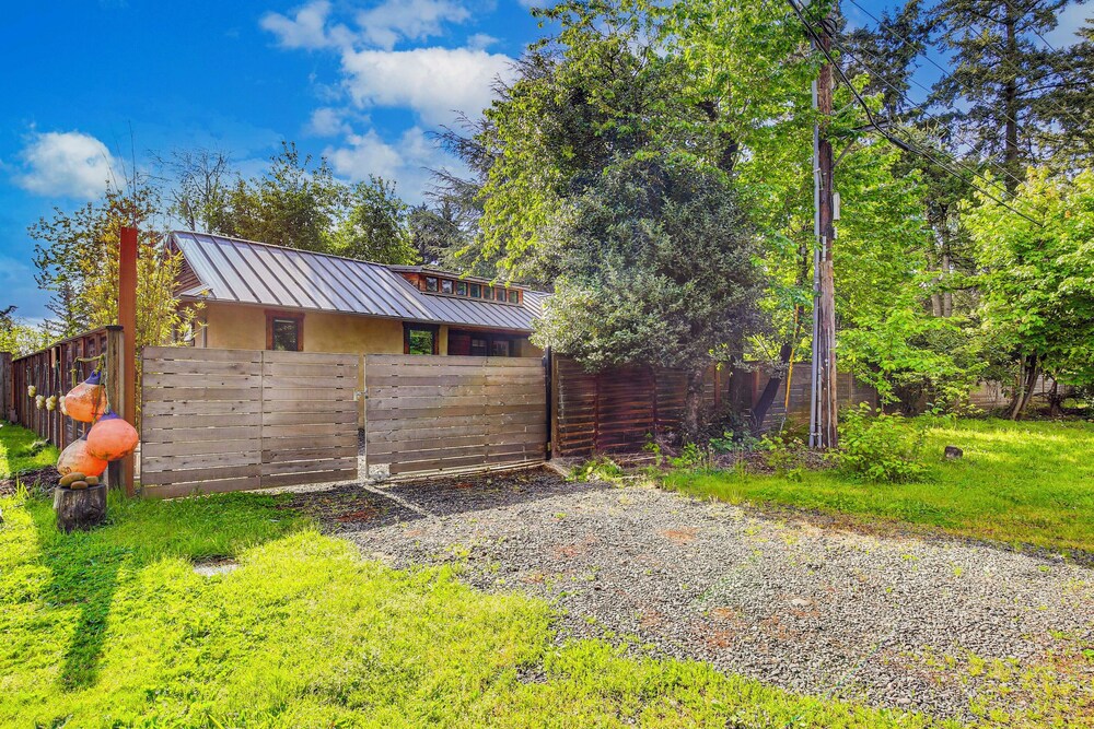 Unique & Serene Retreat, 7 Mi to Downtown Portland