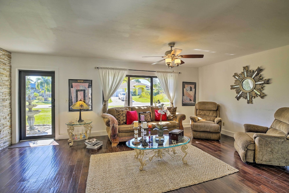 Pet-friendly Oasis w/ Deck & Fire Pit in Bokeelia!
