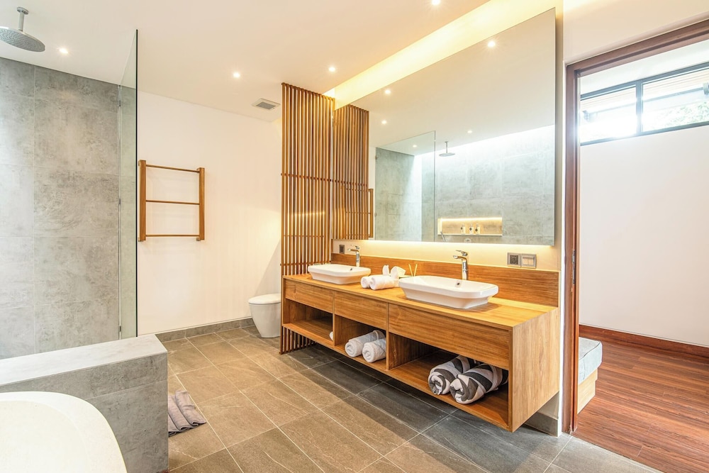 Elegant 6BR Canggu Villa Steps From the Ocean