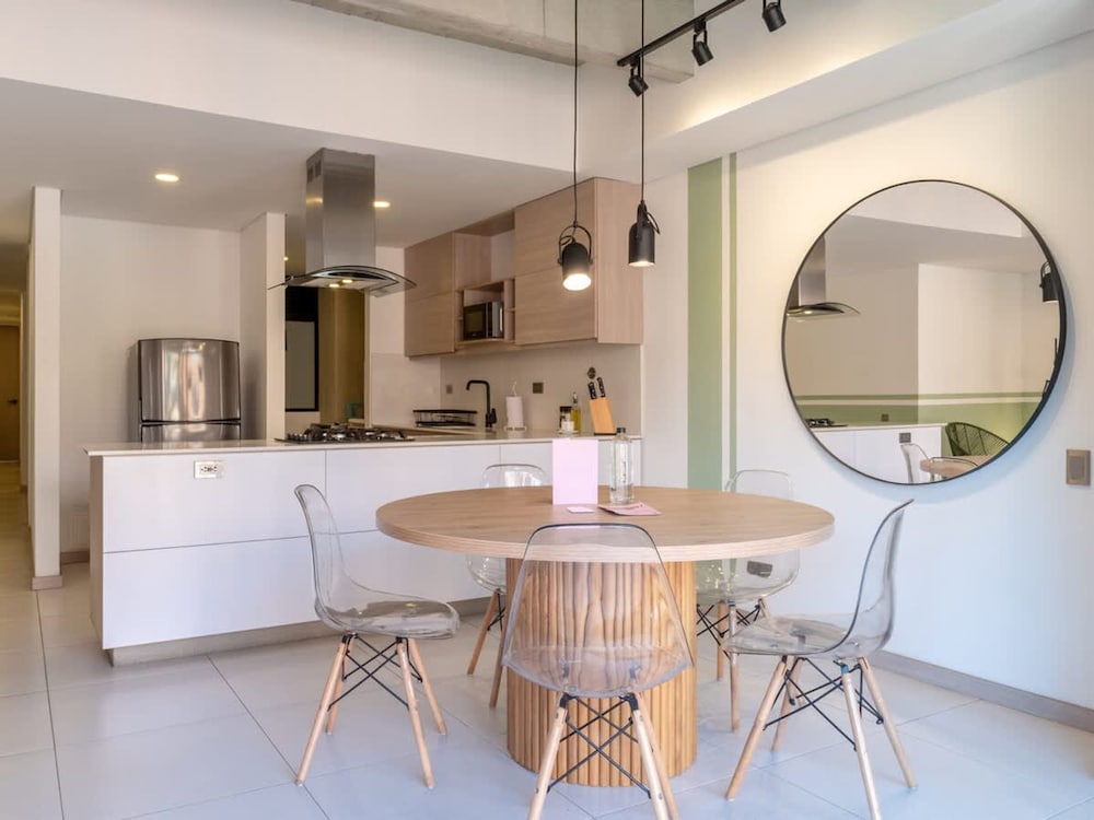 Spectacular 3 BR w Balcony in Laureles Medell n